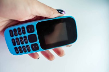 Siyah düğmeli mavi düğmeli cep telefonu