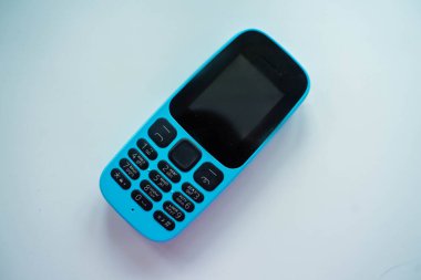 Siyah düğmeli mavi düğmeli cep telefonu