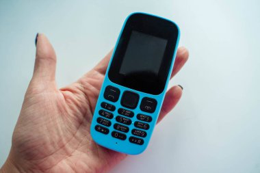 Siyah düğmeli mavi düğmeli cep telefonu