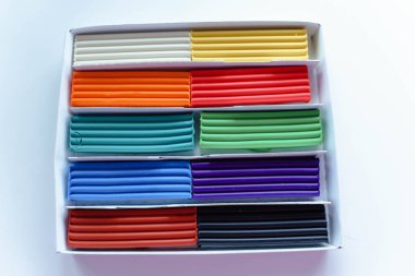 Bir kutuda modellik yapmak için renkli plastik.