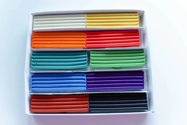 Farbige Knetmasse zum Modellieren in einer Schachtel — Stockfoto