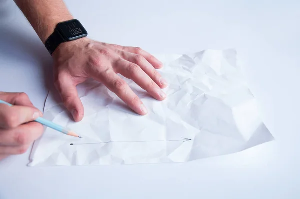 Buruşmuş Beyaz Bir Kağıt Parçasına Çizer Elinde Bir Kalem Var — Stok fotoğraf