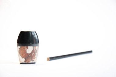  Masanın üzerinde siyah bir kalem açacağı ve siyah bir kalem standı var. Beyaz arkaplanda