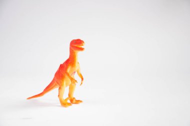 Turuncu dinozor. Çocuk plastik oyuncağı. Beyaz arkaplanda