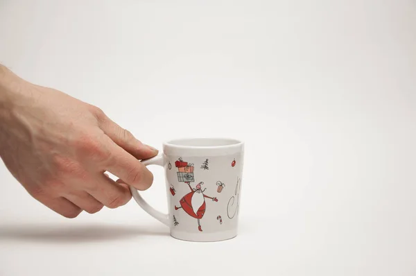 Mano Sostiene Una Taza Blanca Sobre Fondo Blanco —  Fotos de Stock