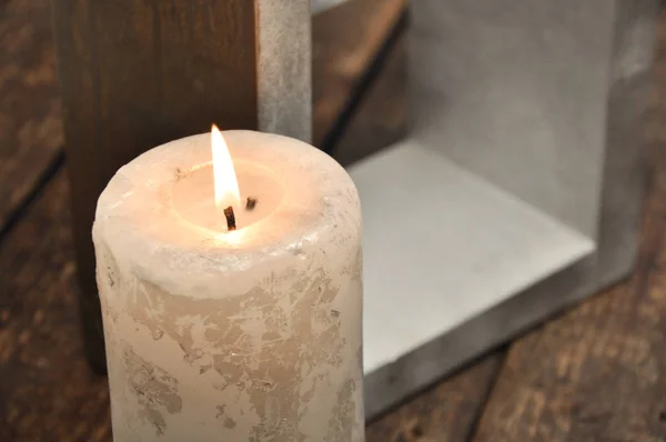 Una Gran Vela Arde Pie Sobre Una Mesa Madera Navidad — Foto de Stock