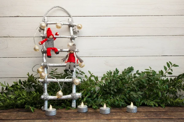 Bamboline Nane Sono Sedute Sulle Scale Natale Fondo Legno Bianco — Foto Stock