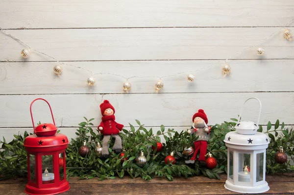 Pequeña Muñeca Gnomo Suéter Rojo Sobre Fondo Guirnalda Año Nuevo — Foto de Stock