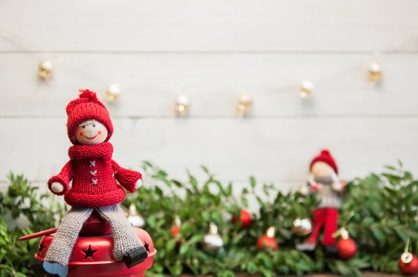 Den Lilla Dockan Tomte Röd Tröja Mot Bakgrund Nyår Garland — Stockfoto