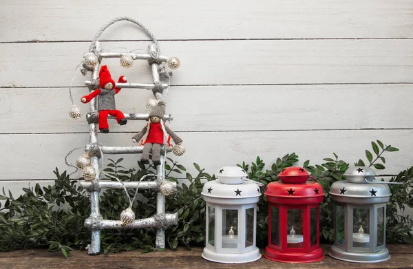 Pequeñas Muñecas Enanas Están Sentadas Las Escaleras Navidad Fondo Madera — Foto de Stock