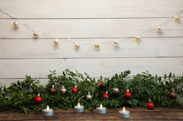 Nyår Och Jul Bakgrund Med Ljus Trästruktur Och Krans — Stockfoto