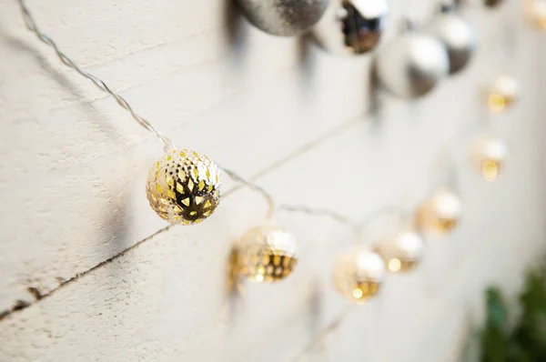 Kerst Slinger Een Witte Houten Achtergrond Lamp — Stockfoto