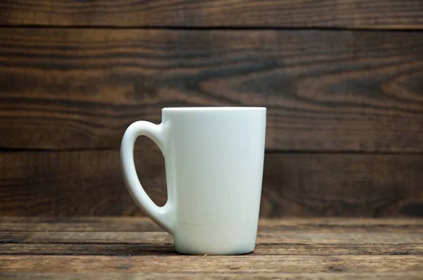 Uma Xícara Branca Fica Uma Mesa Madeira Chá Café Pela — Fotografia de Stock