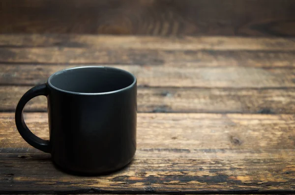 Uma Xícara Preta Fica Uma Mesa Madeira Chá Café Pela — Fotografia de Stock