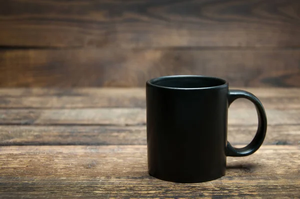 Uma Xícara Preta Fica Uma Mesa Madeira Chá Café Pela — Fotografia de Stock