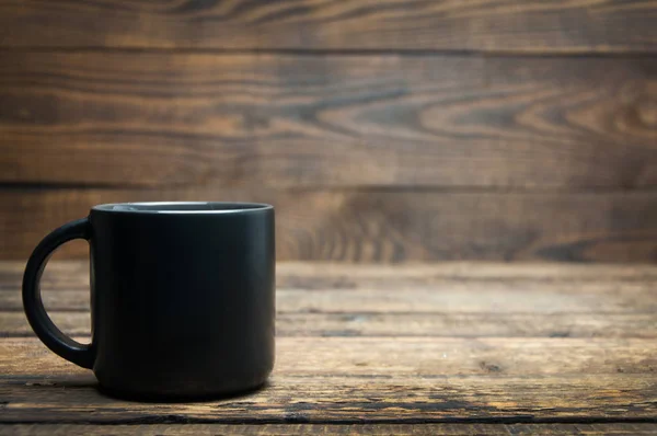 Uma Xícara Preta Fica Uma Mesa Madeira Chá Café Pela — Fotografia de Stock