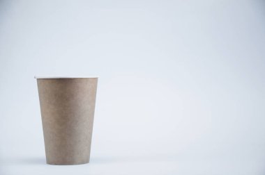 Kahve ve çay için kağıt bardak beyaz bir masada duruyor.