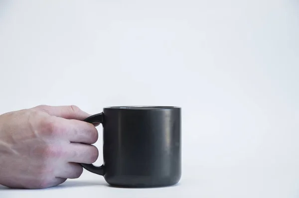 白を背景に紅茶やコーヒーを片手にブラックカップ — ストック写真