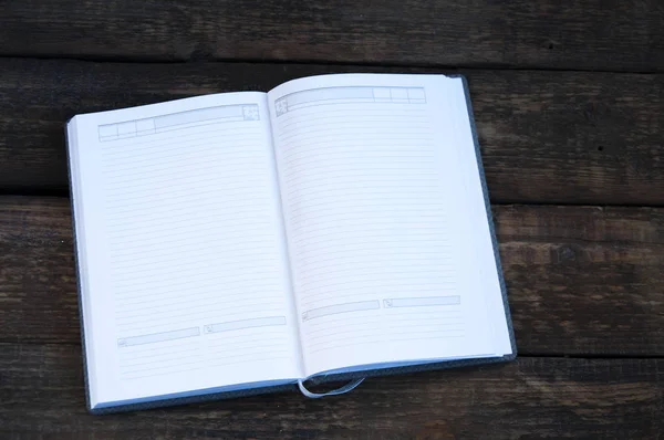 Libro Aperto Taccuino Trova Tavolo Legno Penna Bianca Mano Uno — Foto Stock