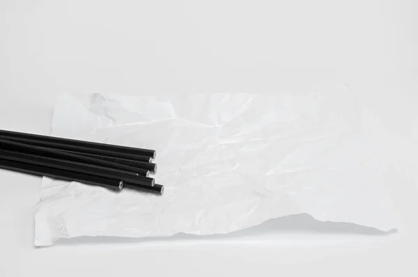 Muchos Lápices Negros Yacen Sobre Una Mesa Sobre Trozo Papel — Foto de Stock