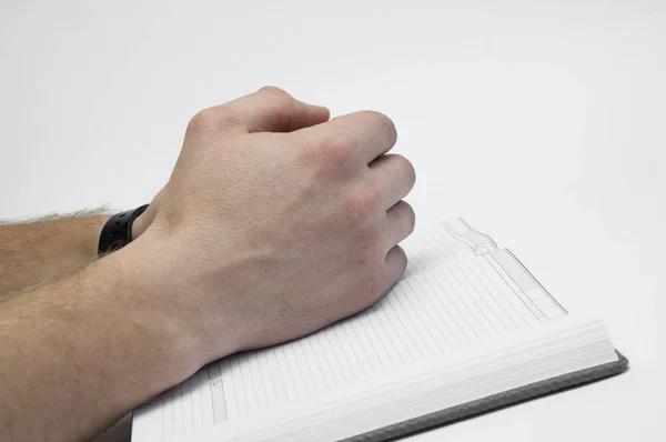 Les Mains Pliées Sur Carnet Ouvert Sur Fond Blanc — Photo