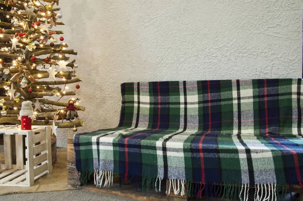 Árbol Navidad Decorativo Navidad Año Nuevo Banco Madera Cubierto Con — Foto de Stock