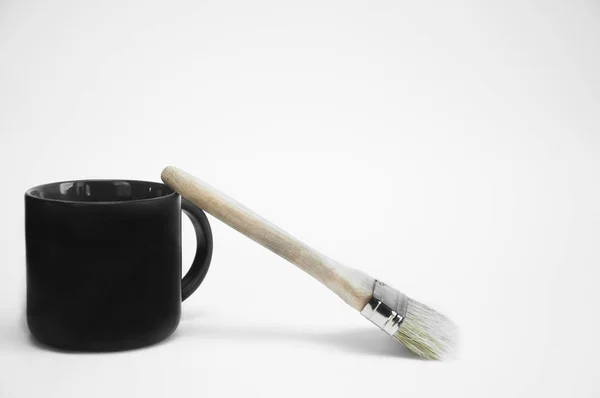 Zwarte Kopjes Voor Thee Koffie Liggen Ondersteboven Een Witte Tafel — Stockfoto