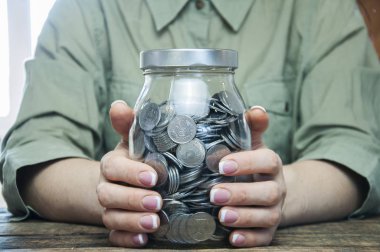 Para biriktirme ve finansal planlama. Bankada ya da kumbarada. Bu yıl iş büyümesi. Vergi ve yatırım ödemeleri. Bankacılık.