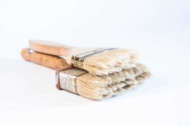 Boya fırçaları birbirinin üstünde. Beyaz arkaplanda.