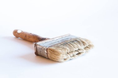 Masadaki boya fırçası. Beyaz arkaplanda