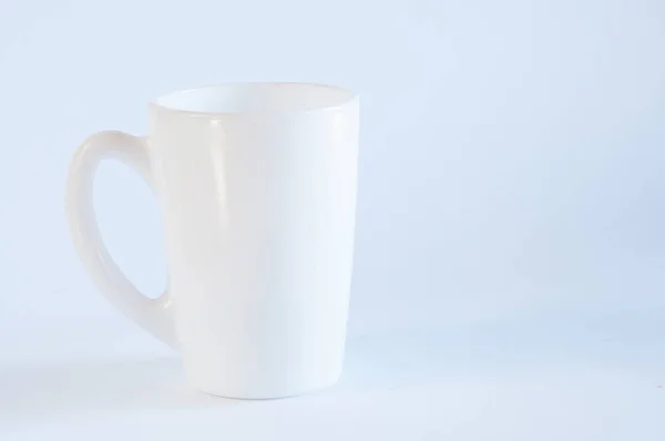 茶或咖啡的白杯 在桌子上 白色背景 — 图库照片