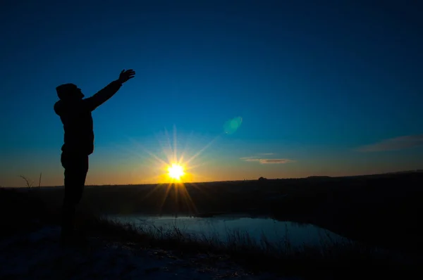 Hombres Siluetas Sobre Fondo Cielo Azul Puesta Sol Soleado Hombre — Foto de Stock