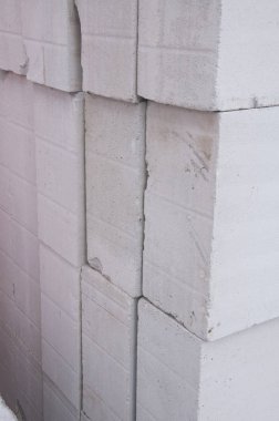 Büyük beyaz gaz blokları. Havalandırılmış beton ve hücresel beton.