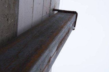 Paslı metal kanal. Kaynak. Beton ve metal yapı