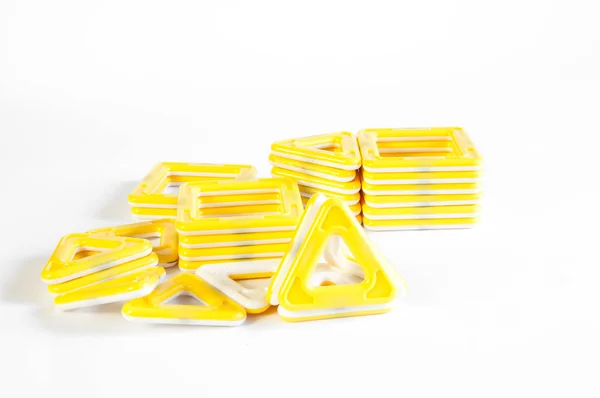 Желтый Пластиковый Детский Дизайнер Магнитами Белом Фоне Треугольники Квадраты — стоковое фото