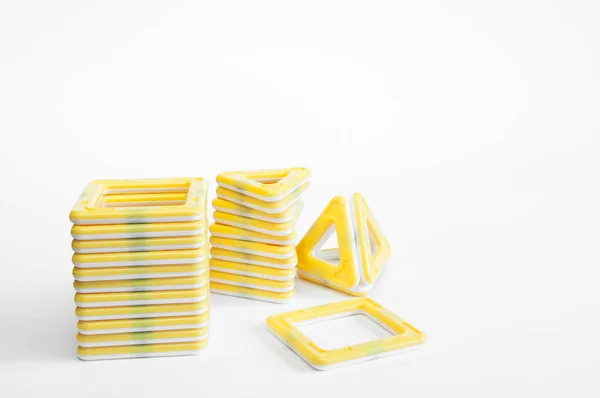 Желтый Пластиковый Детский Дизайнер Магнитами Белом Фоне Треугольники Квадраты — стоковое фото