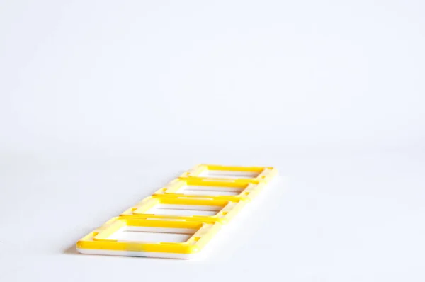 Жовтий Пластиковий Дитячий Дизайнер Магнітами Білому Тлі Трикутники Квадрати — стокове фото