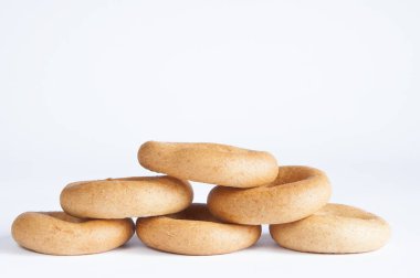 Beyaz arka planda bir masanın üstüne istiflenmiş lezzetli kurutulmuş hamur işleri..