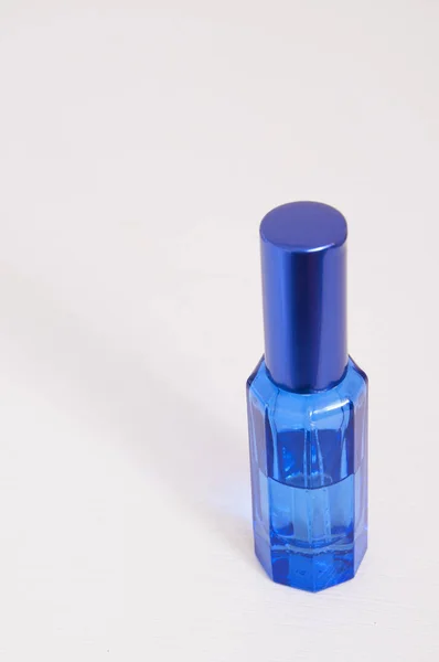 Frasco Vidrio Azul Con Tapa Azul Una Mesa Blanca Perfumes —  Fotos de Stock