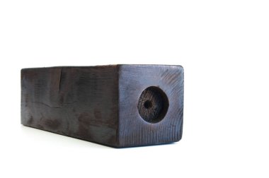 Kalın kahverengi ahşaptan yapılmış antik ahşap şamdan. Ağaçta çatlaklar var. Testura. Beyaz arkaplanda