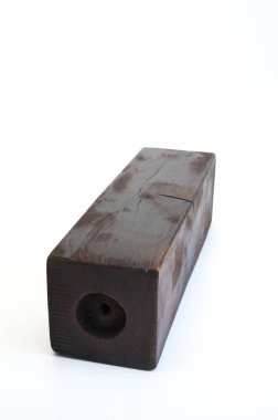 Kalın kahverengi ahşaptan yapılmış antik ahşap şamdan. Ağaçta çatlaklar var. Testura. Beyaz arkaplanda