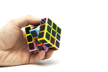 Çok renkli, şık bir zeka küpü. Beyaz arkaplanda