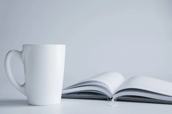 Ein Offenes Buch Oder Notizbuch Mit Leeren Seiten Weiße Tasse — Stockfoto