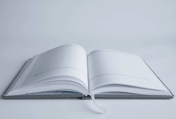 Libro Aperto Taccuino Con Pagine Bianche Sfondo Bianco Grigio — Foto Stock