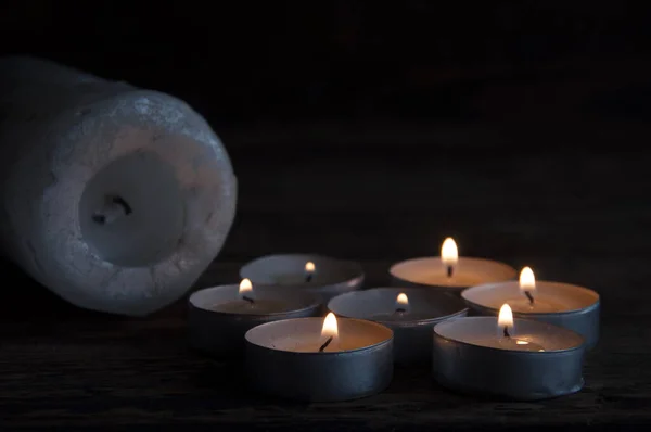 Petites Bougies Éclairées Disposées Rangée Sur Une Table Bois Dans — Photo