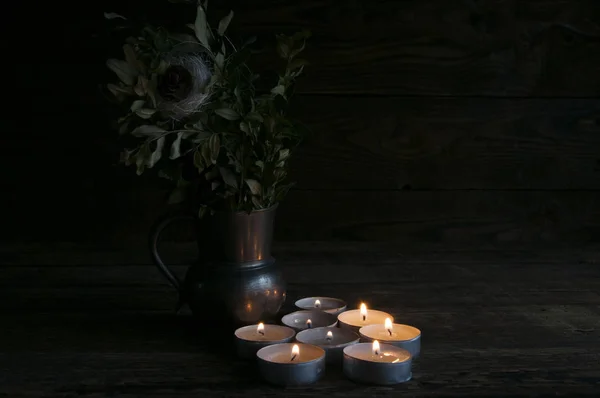 Pequeñas Velas Iluminadas Dispuestas Fila Sobre Una Mesa Madera Textura — Foto de Stock