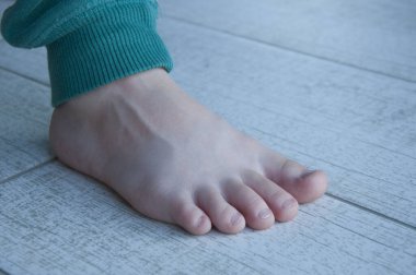 Yeşil pantolonlu küçük bir çocuğun bacakları. Yakın plan.