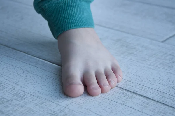 Ноги Маленького Ребенка Зеленых Штанах Крупный План — стоковое фото