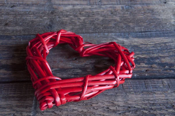 Corazón Mimbre Rojo Para Día San Valentín Una Mesa Madera — Foto de Stock