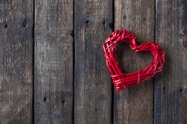 Corazón Mimbre Rojo Sobre Fondo Marrón Madera Amor — Foto de Stock